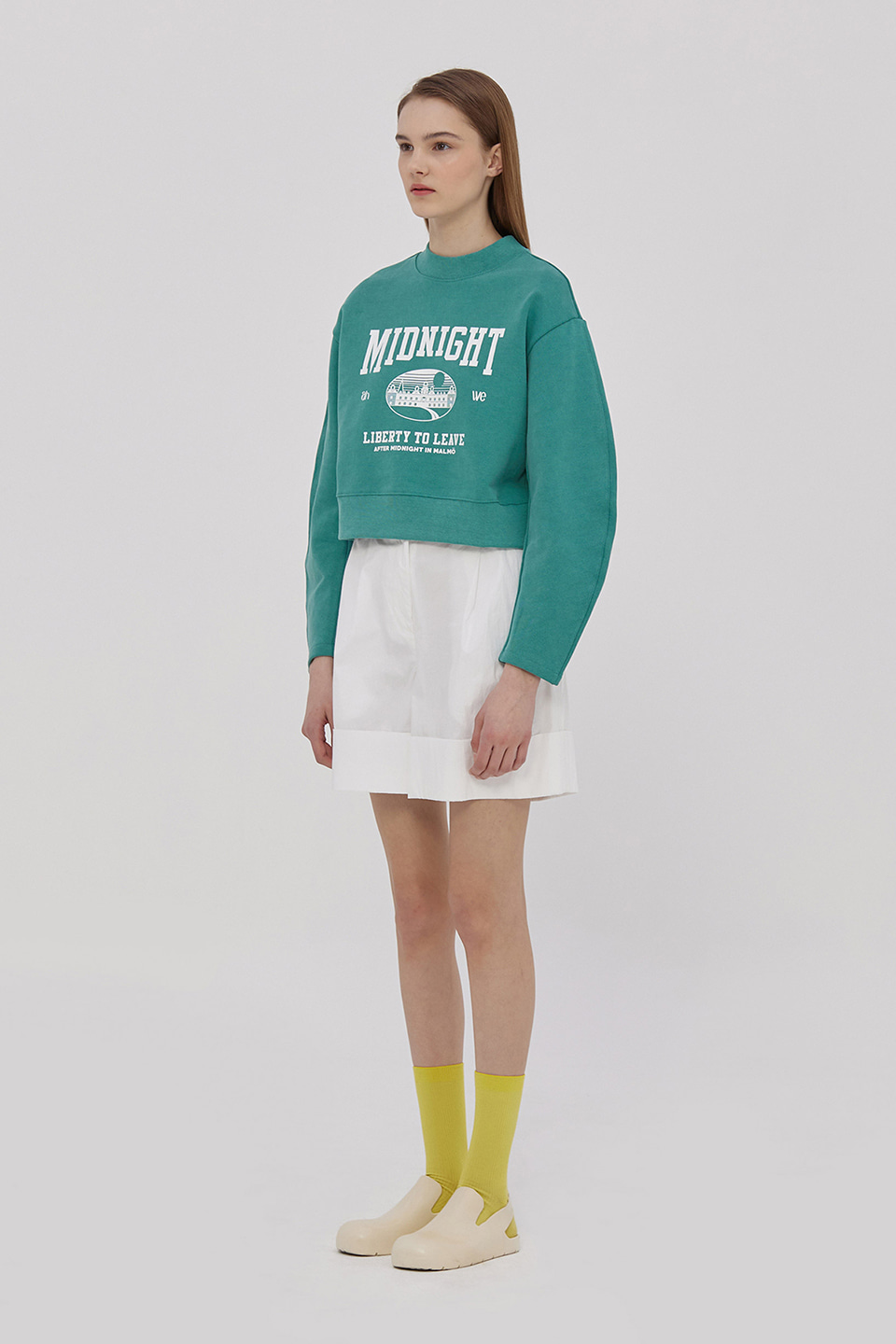 [ahwe X 김수미]Printed Cropped Sweatshirt_GREEN