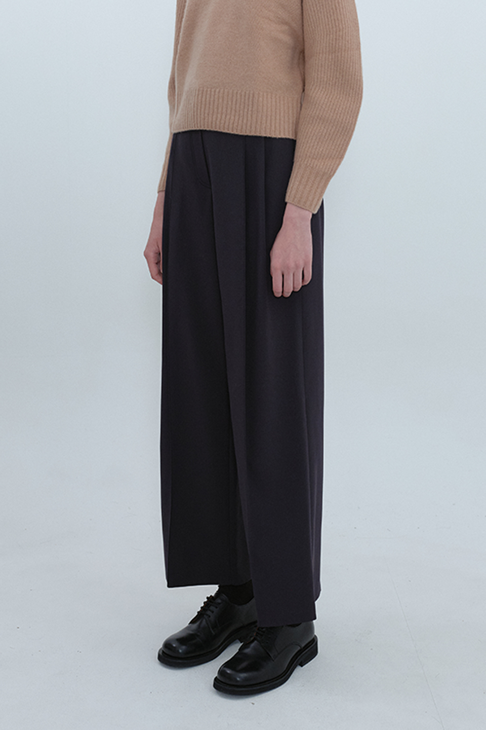 Wide Fit Tuck Pants_CHARCOAL